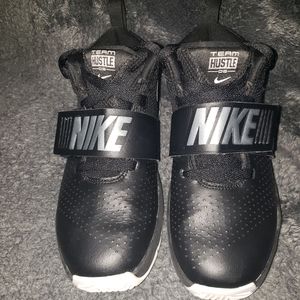 Team Hustle Nike Boys Basketball Shoes